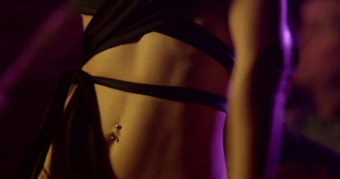Sexy stripper dancing back belly ring close up strip club night 4k Stockbeeldmateriaal 293606007