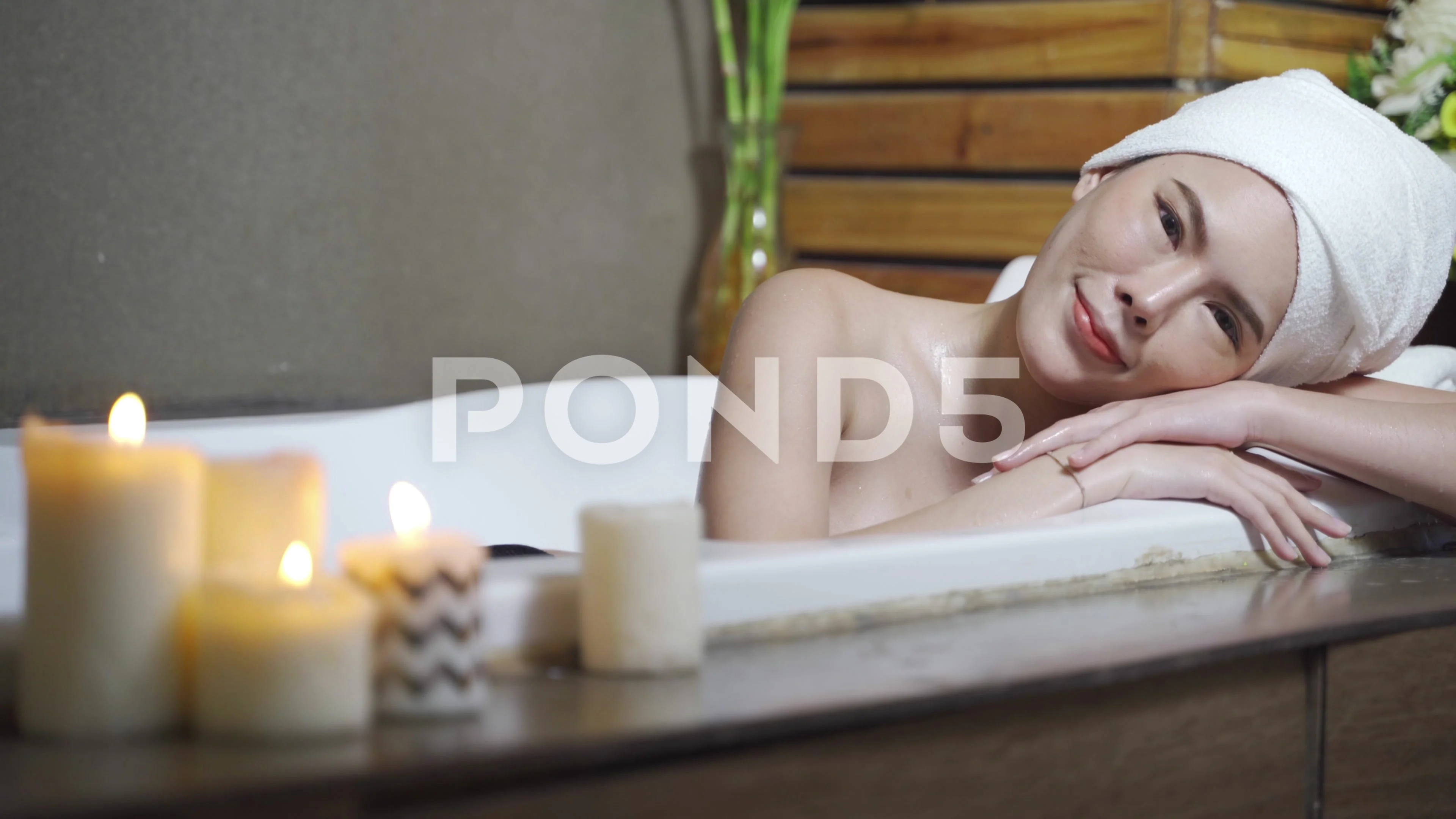 Candles in a spa bathtub. Relaxing soap suds soak. Romantic bath. Stock  Illustration