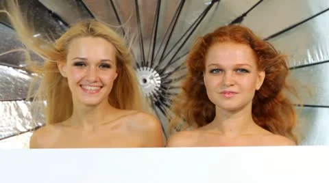 Sexy womans holding empty white board 库存影片 11517724