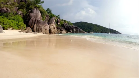 Seychelles beach with ocean waves 動画素材 129408128