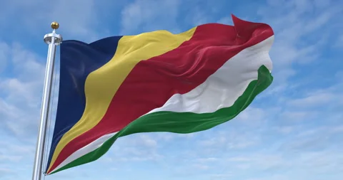 Seychelles flag with flagpole waving in rolling clouds looping, 4K Perfect Loop 库存影片 280168832