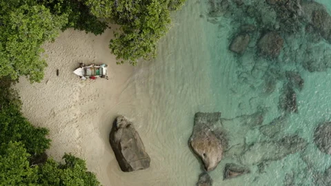 Seychelles mahe. Six men pull the boat off the beach. Top view 90 degrees. 스톡 동영상 140476433