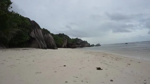 Seychelles Sandy Beach Rocks and Palm Trees 3F Vidéo 196581807