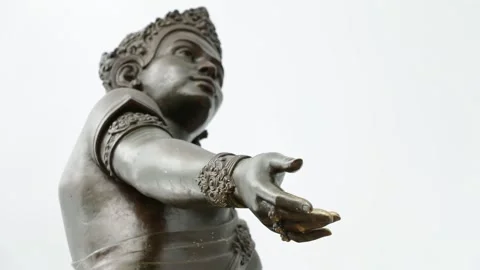 SFF Bronze statue of Queen Chamadevi in Lamphun 07102014 002 MVI 1617 Video stock 347898439