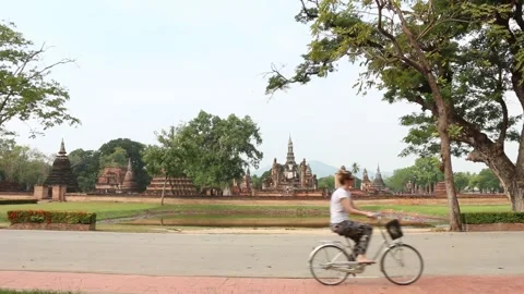 SFF large seated Budha Wat Mahathat Sukhothai Historical Park 12082017 010 M Vídeos de archivo 334953378
