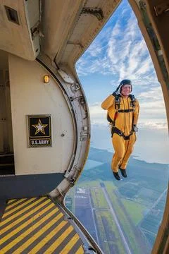 Sgt. 1st Class Danny Hellman of the U.S. Army Parachute Team lands his par... Stock Photos