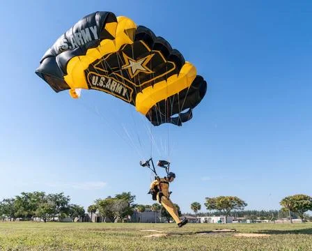 Sgt. 1st Class Ryan O Rourke, Army Parachute Team, lands on target during ... Stock Photos
