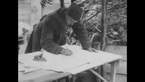 Sgt Prince plot front line and clerk receives a message from front - 1918 Vídeos de archivo 98960023