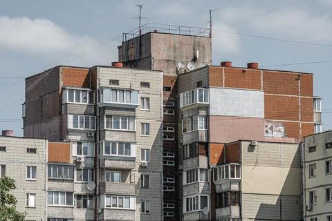 Shabby facade of an old Soviet panel apartment building in the day. Stock-Fotos