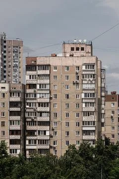Shabby facade of an old Soviet panel apartment building in the day. Foto stock