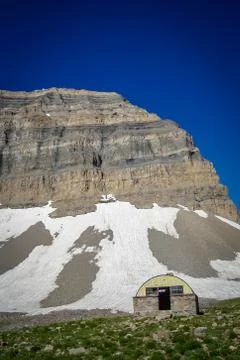 Shack Below Mountain Peak Foto stock