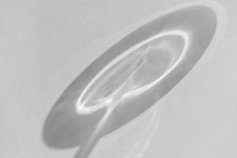 Shadow and light refraction on white wall overlay photo effect, sun rays refr Foto stock