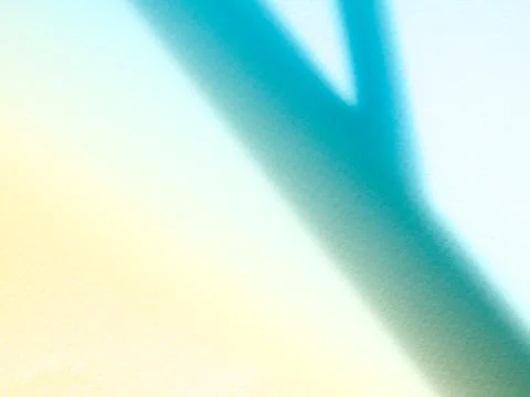 Shadow blue background summer blur leaves effect on beige floor wall Foto stock