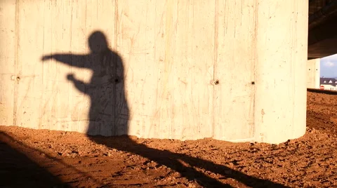 Shadow of the boxer man boxing on the wall, runner training in the morning 스톡 동영상 61026099