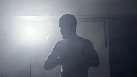 Shadow boxing in backlight. Vídeos de archivo 132340380