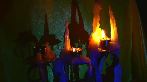 The shadow of burning candles.1 Vidéo 92735788