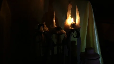 The shadow of burning candles.2 Vidéo 92735915