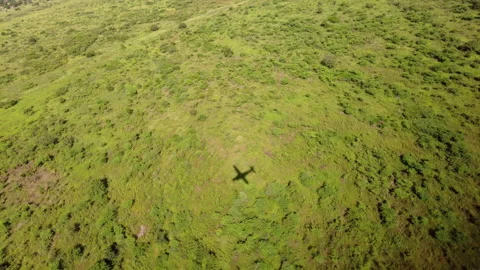 Shadow of bush plane passing over South Sudan. Video stock 161126354