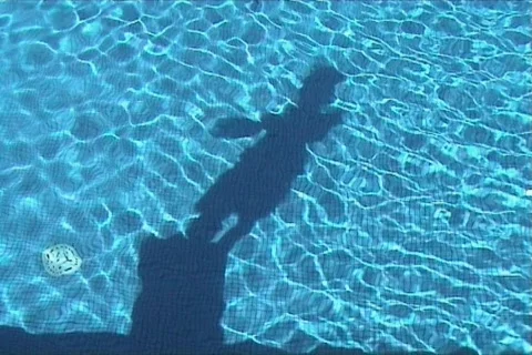 Shadow diving in the swimming pool Vidéo 114394