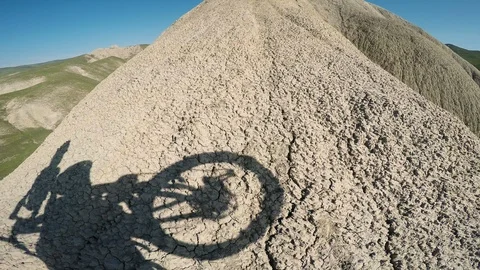 Shadow Of Man Hiking Up A Mountain With A Bicycle Vídeo Stock 102405840