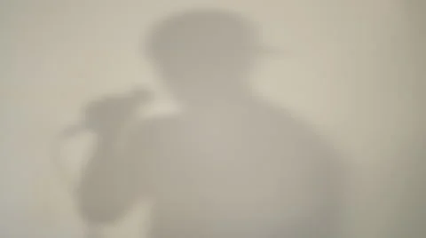 Shadow of man singing Vídeos de archivo 68651704