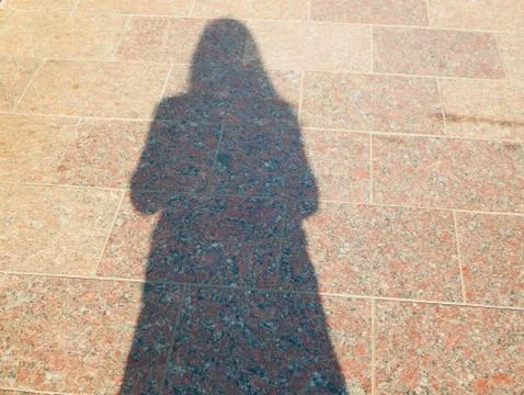 Shadow on a marble slab from a man. shadow from a person on paving slabs Foto stock