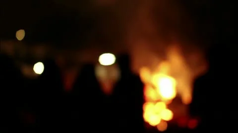 Shadow of people in front of fire 스톡 동영상 9685590