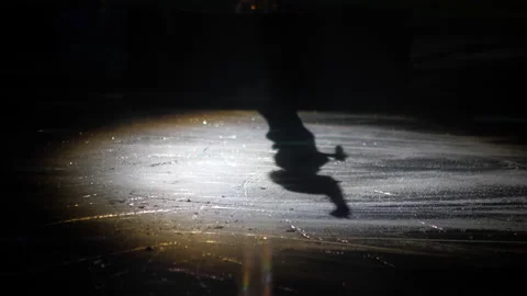 Shadow of a performer with a microphone on a circle of light on ice 스톡 동영상 171602867
