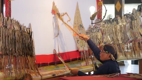 Shadow puppet player in kraton in Yogyakarta Java Indonesia Video stock 82082581