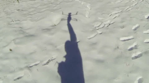 Shadow on the snow. Man starts quadrocopter. 스톡 동영상 47159561