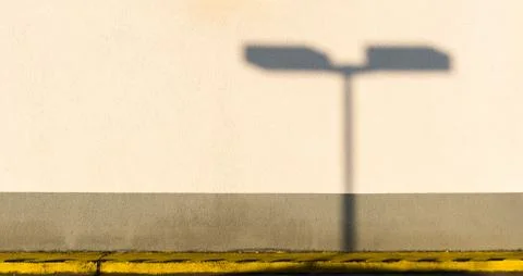 The shadow of the streetlight on the facade Foto stock