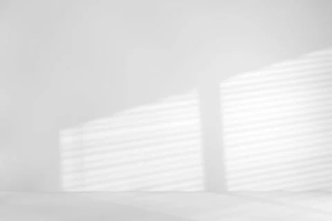 Shadow of Window and Sunlight on Empty Room White Wall and Floor. 3d Renderin Illustrazione stock