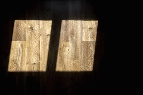 A shadow from the window. Sunlight from the window falls on the wooden floor. 库存照片