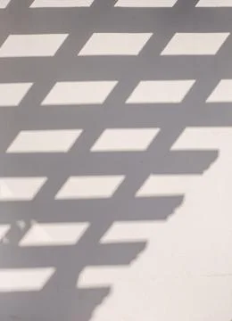 Shadow of window on white concrete wall in the room with sunlight Stock-Fotos