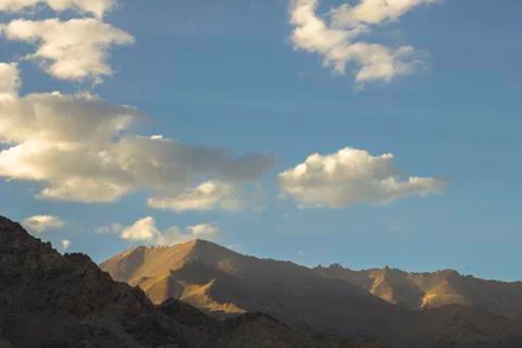 Shadows on the mountains under the white clouds Foto stock