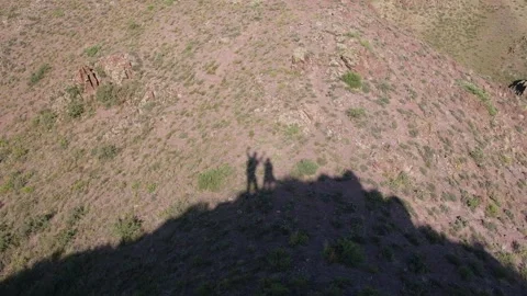 Shadows of a playful couple dancing and making funny gestures 库存影片 340418358