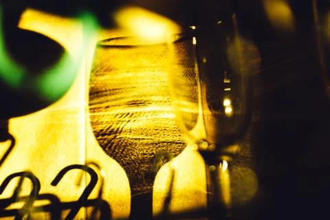 Shadows of wine glasses on the wall in the rays of the setting sun. Foto stock