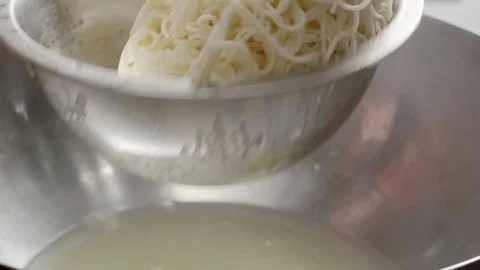  shake cooked pasta in colander Stock-Footage 70059168