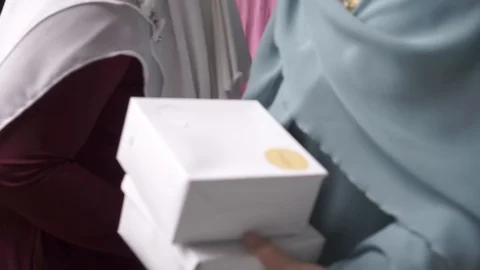 Shake hands and give a gift parcel Stock Footage 122490952