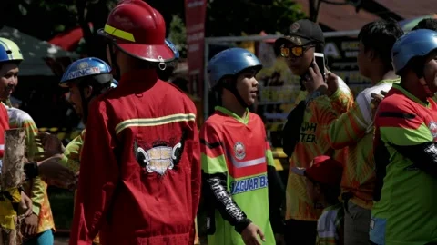 Shaking hands between the member of firefighter team Stock-Footage 131038171