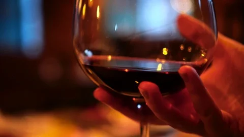 Shaking large glass of red wine for an oxygenation 動画素材 107610652
