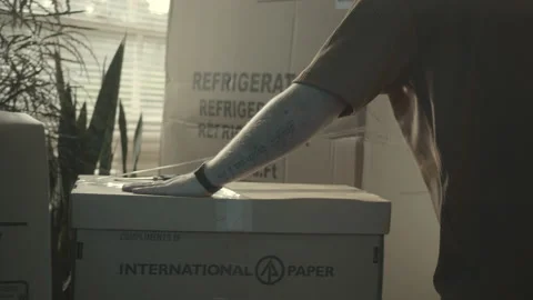 Shaky View of 30 Something with Beard Working Hard Packing Boxes at Home Vidéo 208787139