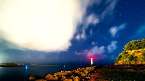 SHALDON LIGHTHOUSE in Night Sky Time Lapse Stockbeeldmateriaal 152996749