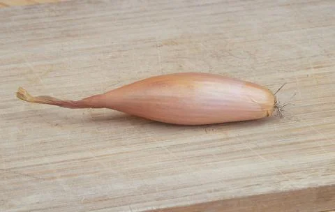 Shallot on Cutting Board Foto stock