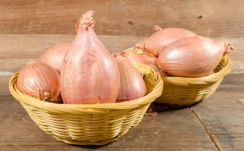 Shallots in baskets Stock-Fotos