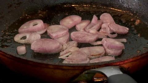 Shallots cooking Vidéo 99038621