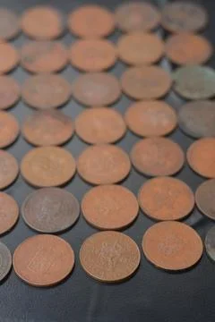 Shallow Depth of Field Across a Grid of Vintage Coins 스톡 사진