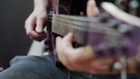 Shallow depth of field with the change of focus of the guitar played by the Video stock 164048006