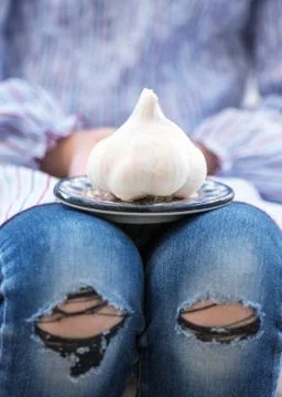 Shallow depth of field image of a child or person holding garlic Foto stock