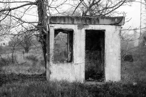 Shallow depth of field (selective focus) image with an abandoned building in  Foto stock